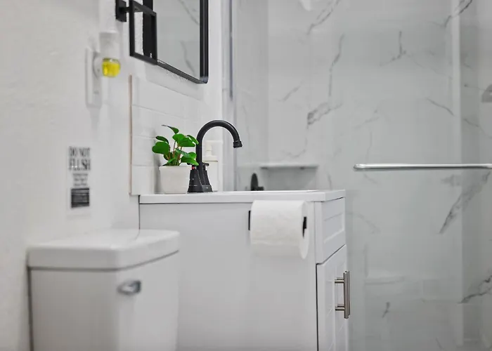 Bloomfield A Modern And Cozy Private Bedroom, Shared Bathroom, With Free Parking Homestay