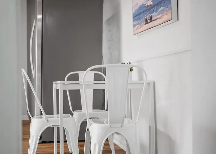 Homestay Bloomfield A Modern And Cozy Private Bedroom, Shared Bathroom, With Free Parking *