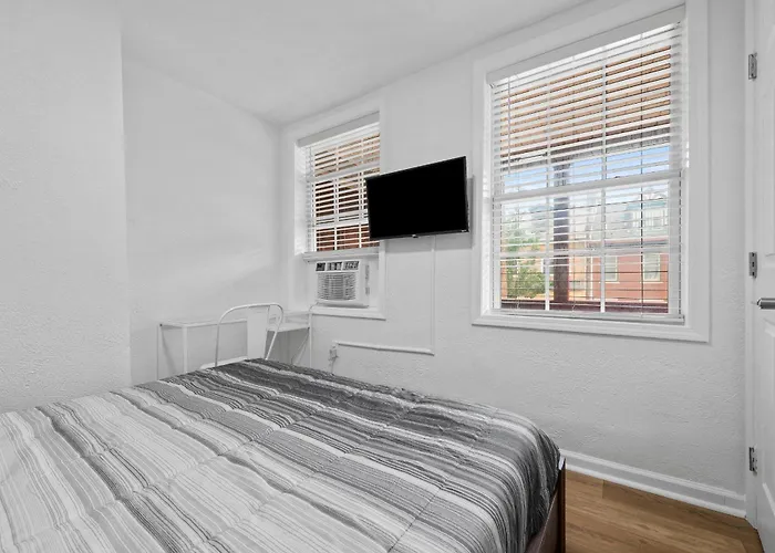 Bloomfield A Modern And Cozy Private Bedroom, Shared Bathroom, With Free Parking * Pittsburgh